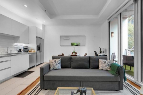 Cozy 1BR w Balcony Gym Lounge Near BOK Center